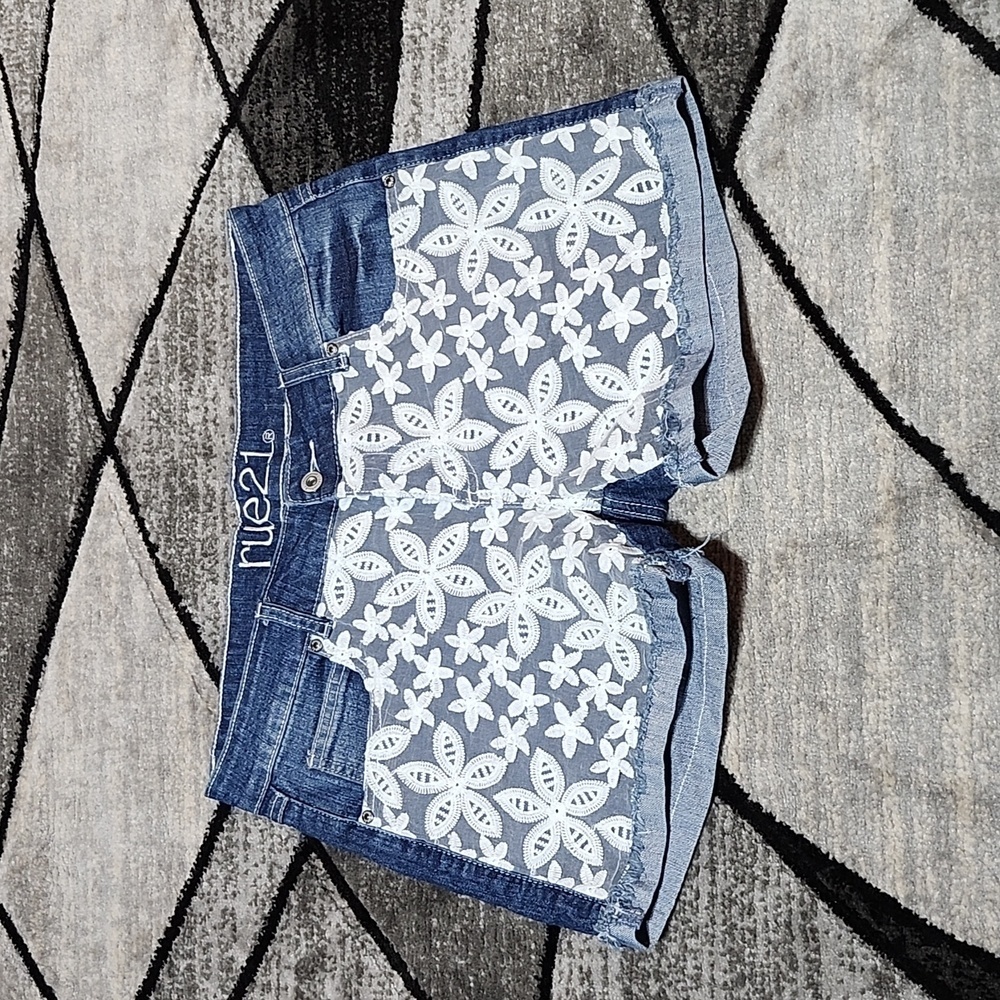 RUE 21 EMBROIDERED FLORAL LACE CURVY FIT CUFFED DENIM JEAN SHORTS